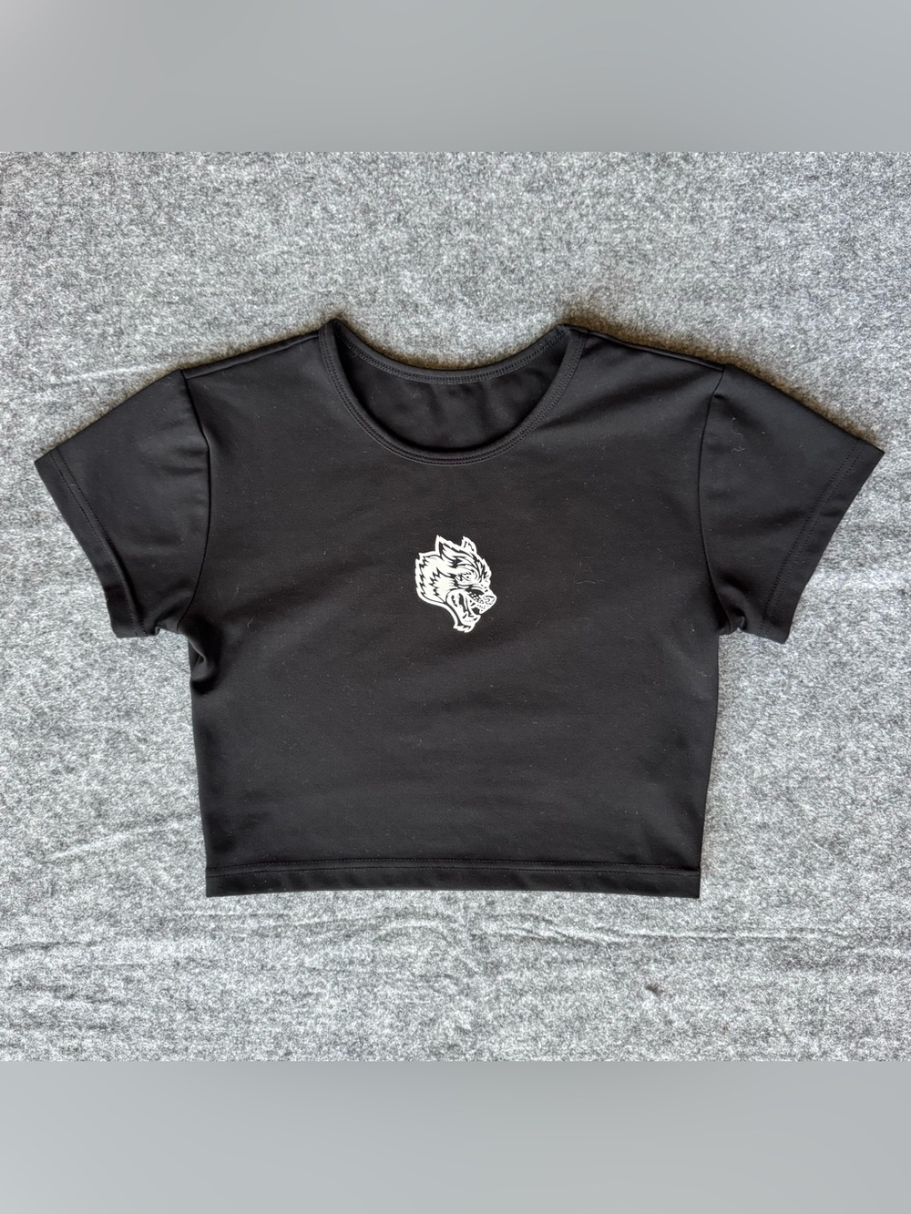 Darcsport She Black Center Wolf Graphic Crop Top